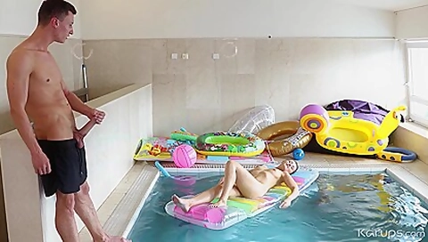 Sybil - pool nudel